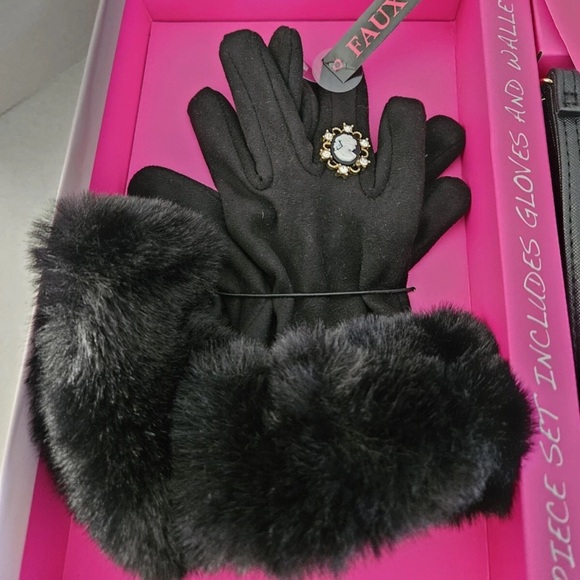 🪷 NIB Betsey Johnson Cameo Gloves & Wristlet Gift Set - Picture 12 of 15